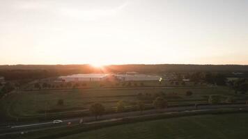 a aéreo Visão do uma ampla industrial construção às pôr do sol video