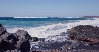 un Oceano ola choque el rocas en el apuntalar video