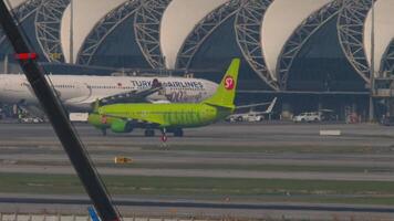 Bangkok, Tailândia - marcha 01, 2023. passageiro aeronave boeing 737 do s7 companhias aéreas taxiando às Suvarnabhumi aeroporto. turco companhias aéreas às a terminal dentro a fundo video