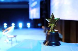 en forma de estrella premio en un mesa con focos y Copiar espacio foto