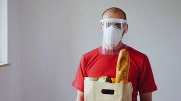 portret van voedsel levering Mens met masker gedurende covid19. video