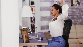 müde Frau im Zuhause Büro Dehnen ihr zurück. video