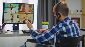 ondernemer met wandelen onbekwaamheid in rolstoel gedurende een online bedrijf video telefoongesprek.