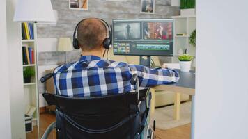 vidéo éditeur dans fauteuil roulant travail sur film Publier production. video