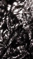 negro y blanco foto de brillante metal objetos en montón. vertical serpenteado animación video