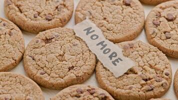 spaander taart koekjes met chocola met papier etiket Nee meer roterend lus video