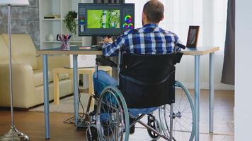 gehandicapt filmmaker in rolstoel werken Aan post productie van een nieuw video. video