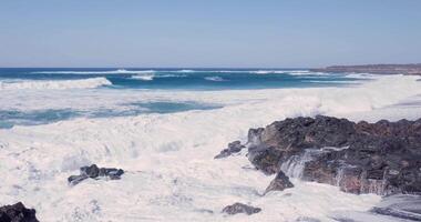 a oceano onda batida a pedras em a costa video