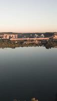 aéreo Visão sobre a lago para edifícios dentro pôr do sol video