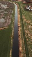 aéreo ver de un canal en el campo video