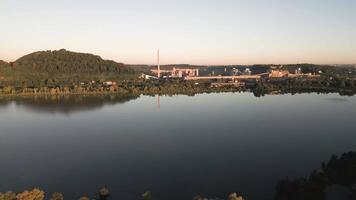 antenn se över de sjö till byggnader i solnedgångar video