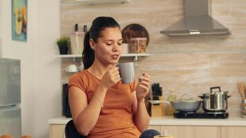 kvinna dricka varm kaffe till vakna upp i de morgon. lady ejoyer en kopp av kaffe i de morgon. Lycklig hemmafru avkopplande och förstöra själv med en friska måltid ensam video