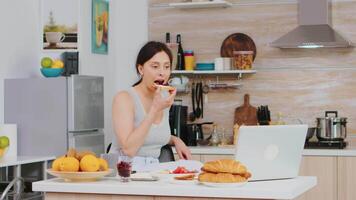 entrepreneur en retard à travail pendant petit déjeuner avec épouse dans cuisine. stressé en dehors homme en retard se dépêcher nerveux fonctionnement vite à réunion, se dépêcher à travail, en retard pour rendez-vous. embrasser épouse Bon achat et fonctionnement à Bureau video