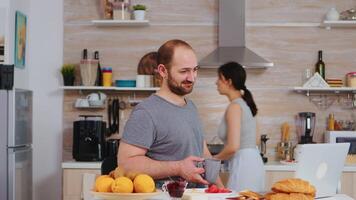 Ehefrau wütend auf Mann während er ist Arbeiten auf Laptop weil er ist nicht Portion vorbereiten Frühstück. Streit, Konflikt, verzweifelt Probleme streiten und Konflikt im Hochzeit, traurig Emotionen und verzweifelt, unzufrieden Paar video