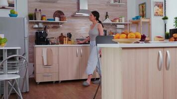 alegre casado Pareja preparando desayuno y charlando marido teniendo un conversacion con esposa mientras ella es preparando huevos para desayuno. video