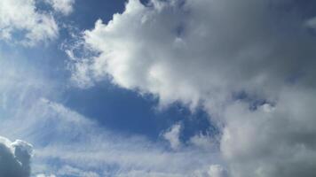 laag hoek beeldmateriaal van dramatisch wolken met blauw lucht over- centraal watford stad van Engeland uk. maart 3e, 2024 video