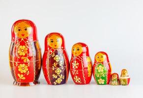 matrioska, un ruso de madera muñeca en un blanco antecedentes foto
