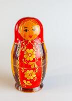 matrioska, un ruso de madera muñeca en un blanco antecedentes foto