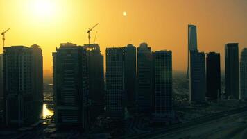 silhouette de une ville gratte-ciel avec construction tours et grues video