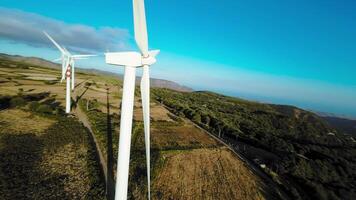 paso en el espada de un viento turbina generador en fpv aéreo ver video