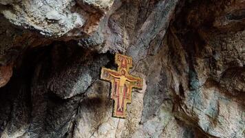 antiguo Iglesia dentro un caverna con artístico crucifijo video