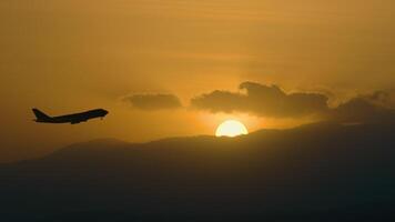 silhouette di aereo prendere via a tramonto video