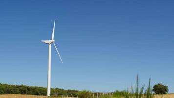 hoog macht wind turbine met Doorzichtig lucht achter het video