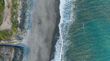 Overhead Ozean Wellen im entspannend Aussicht von Apulien Strand video