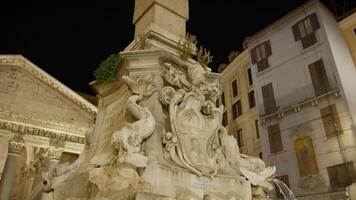 nacht visie van pantheon en fontein in Rome video