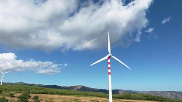 vento energia pianta Generatore nel il montagne video