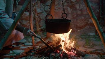 velho caminho para cozinhar uma refeição dentro meio era video