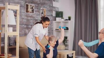 Senior casal fazendo fisioterapia com doutor. casa assistência, fisioterapia, saudável estilo de vida para velho pessoa, Treinamento e saudável estilo de vida video