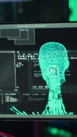 vertikal video utvecklare med eeg headsetet på programmering hjärna överföra in i dator virtuell värld, passande ett med ai. transhumanist använder sig av neurovetenskaplig tech till överskrida fysisk begränsningar, kamera en närbild