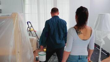 Paar renovieren heim. Wohnung Renovierung und Zuhause Konstruktion während renovieren und Verbesserung. Reparatur und dekorieren. video