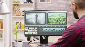 tillbaka se av kreativ innehåll skapare arbetssätt på en multimedia projekt. flickvän i de bakgrund. video
