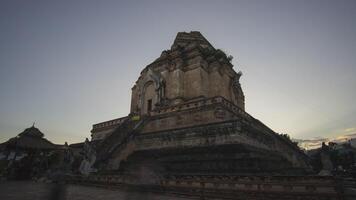 chiang mai Tailandia - wat chedi luang budista templo - puesta de sol hora lapso video