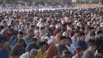 denpasar, Indonesia, circa 2023 - mille di musulmano I musulmani raccogliere celebrare Islam eid al-Fitr salah preghiere nel un' parco nel denpasar città Bali, Indonesia video
