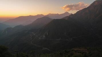 sa pa Vietnam Ö fragen ho Straßenbahn Tonne bestehen Himmel Tor Sonnenuntergang Zeit Ablauf video