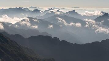 fansipan Vietnam berg top lagen van berg en wolken tijd vervallen video