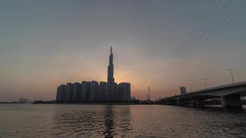 ho chi minh stad, Vietnam, ongeveer 2024 - Saigon Vietnam horizon mijlpaal 81 toren zonsondergang tijd vervallen video