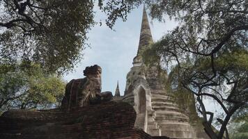 têmpora a stupa ou chedi complexo do wat phra si Sanphet dentro antigo capital do ayutthaya, Tailândia a partir de a 14º século video