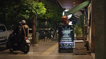 Bangkok Thaïlande environ 2023 - signalisation pour cannabis dispensaires et marijuana magasins sur rue coins dans Bangkok, Thaïlande video