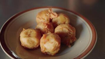 perkedel är vegetabiliska friterad från indonesiska kök tillverkad från mosad potatisar video