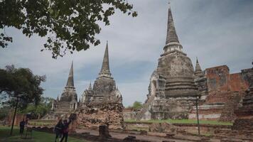 tempel de stupa eller chedin komplex av wat phra si sanphet i gammal huvudstad av ayutthaya, thailand från de 14:e århundrade video