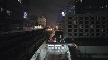 Bangkok, Thailand, oktober 31, 2023 - stedelijk vervoer van Bangkok in chit lom Oppervlakte. sukhumvit hoofd weg, lucht brug voetganger en lucht trein in een plaats. en centraal wereld winkelcentrum net zo een achtergrond. video