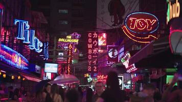 Bangkok, Thailand, Oktober 31, 2023 - - das Nachtleben im Cowboy soi Bangkok ist ein beschwingt und aufregend Szene. das Straße ist gefüttert mit Riegel und Vereine, jeder mit es ist besitzen einzigartig Neon- Zeichen video
