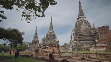 tempel de stupa eller chedin komplex av wat phra si sanphet i gammal huvudstad av ayutthaya, thailand från de 14:e århundrade video