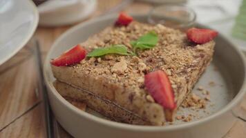 Französisch Toast mit Nüsse und Erdbeere video