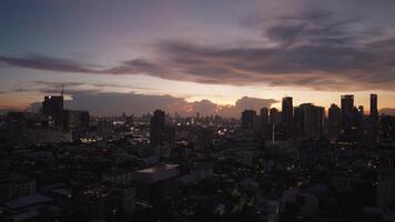 puesta de sol en phrom phong zona Bangkok ciudad, Tailandia con el antecedentes de paisaje urbano lujo hoteles y condominio edificios video