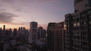 pôr do sol dentro phrom phong área Bangkok cidade, Tailândia com a fundo do paisagem urbana luxo hotéis e condomínio edifícios video